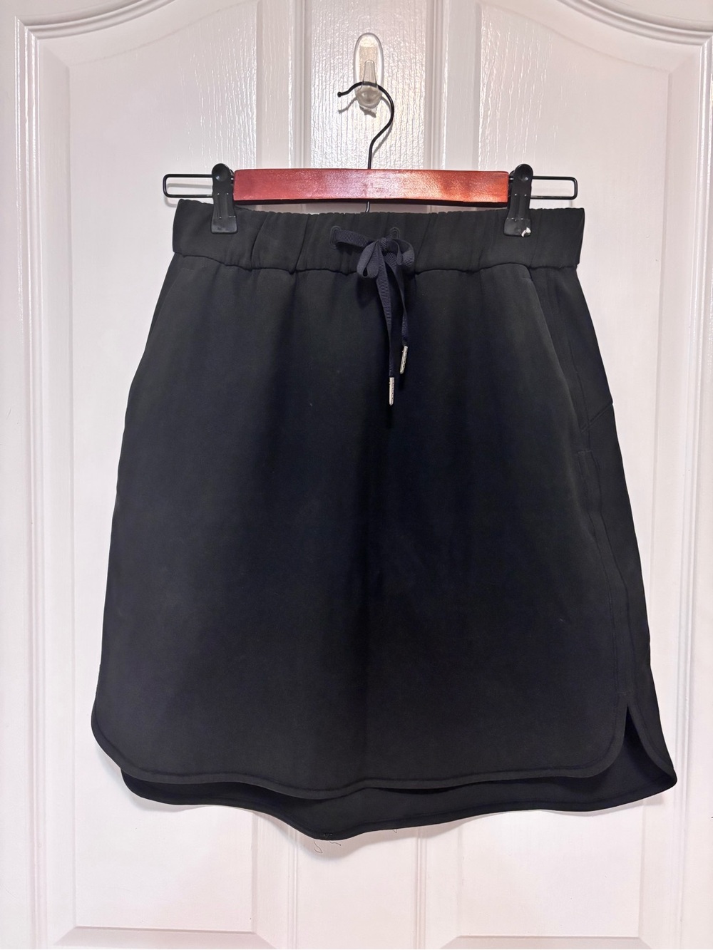 Lululemon skirt. Black sz 6 great condition